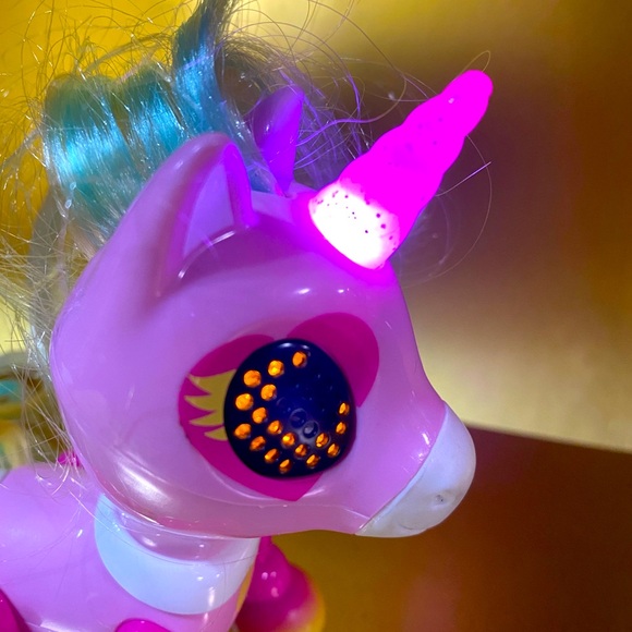 ZOOMER ZUPPS TINY UNICORN INTERACTIVE TOY w/SOUND & EYES & HORN LIGHT UP - Picture 4 of 10